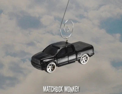 2002 Dodge RAM 1500 Quad Cabina Camion su Misura Natale Ornamento 1/64 Adorno - Immagine 1 di 4