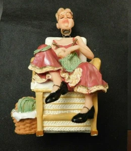 SPRINGY HEAD OLD LADY KNITTING IN CHAIR BANK! e1463UXX - Picture 1 of 6