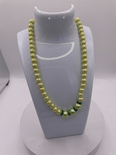 OFF WHITE Collana di perline bianco sporco fatta a mano per Hollies Animal Rehoming Trust