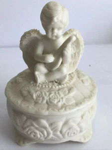 Estatuilla de porcelana bisque querubín tocando instrumento musical con tapa baratija - Imagen 1 de 7