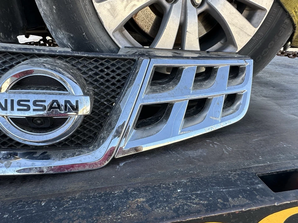 REJILLA DE PARACHOQUES DELANTERO NISSAN ROGUE 2011-2015 CON CÁMARA Y EMBLEMA OEM 623101VX0A Foto 1 de 4