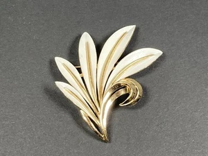 Signed Crown Trifari Gold Tone White Enamel Waving Leaf Brooch 2.5" - Picture 1 of 9