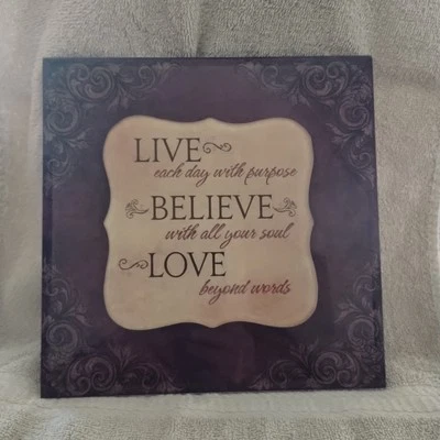 Pieza de pared decorativa LIVE, CREE, LOVE. Mensaje inspirador. Crema/púrpura Foto 1 de 4