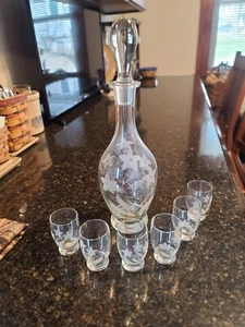 Vintage Roumania Glass Decanter etched with flowers, w/ 6 Glasses and Stopper - Picture 1 of 6