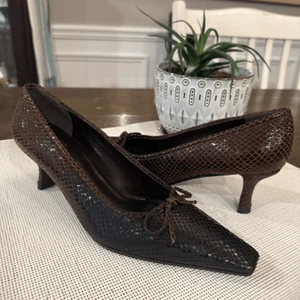 Stuart Weitzman braune spitz zulaufende Python-Pumps geprägtes Leder Größe 6,5 M NEU - Bild 1 von 10