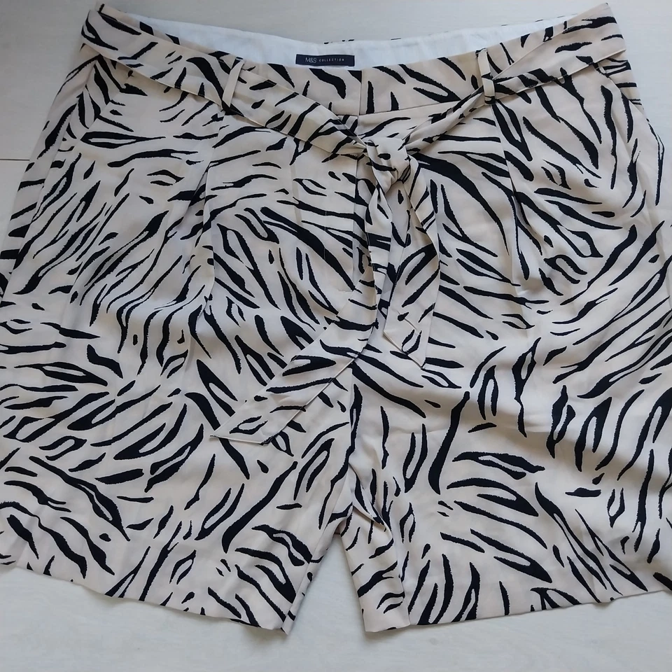 Marks & Spencer Size 24 Cream Black zebra Animal Print Shorts Belt  Holiday - Image 1 of 4