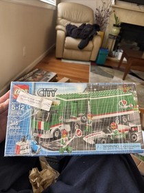 LEGO City 60025 Grand Prix Truck Facvtory sealed New Box -