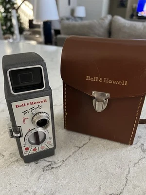 Cámara de película vintage Bell & Howell 8 mm Two-Twenty Foto 1 de 4