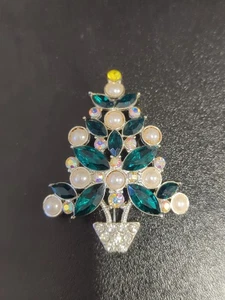 AVON 2011 Rhinestone Christmas Tree Pin Brooch Faux Pearls Green Stones F274 - Picture 1 of 6