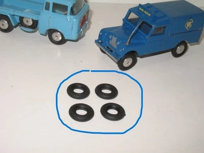 C32 Corgi, X 4 Tires Light Edges-Bu Land Rover 1er Typ 16,5/8 - Image 1 of 4