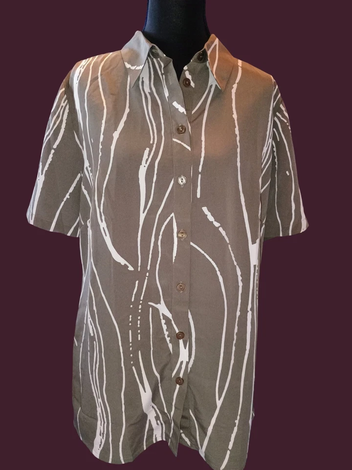 Blusa Sag Harbor Talla 8 Gris Abotonada Manga Corta Líneas Blancas Poliéster Foto 1 de 4