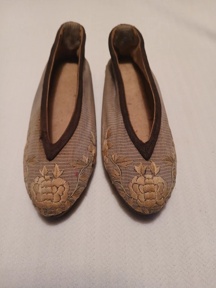 Chinelos/sapatos vintage orientais bordados de veludo. Japão/China - Imagem 1 de 4