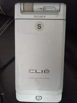 SONY CLIE PEG-NR70V PDA PERSONAL ENTERTAINMENT ORGANIZER + DOCK CHARGER UNTESTED - Image 1 of 4