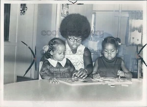 1971 Press Photo African American Woman Teacher With Children 1970s Detroit - Picture 1 of 2