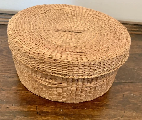 Wonderful Vintage Woven Sweet Grass Basket With Lid Cover