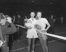 Pauline Betz Posing With Gussie Moran 01 January 1950 Old Photo