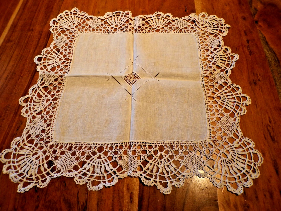 Linge ancien 1 Napperon  lin  blanc avec dentelle et incrustation - Photo 1/4