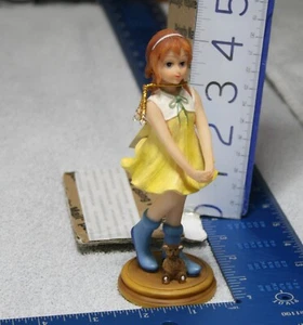Figura Niña 4" Vestido Amarillo con Oso de Peluche Colección Arlene 2005 - Imagen 1 de 8