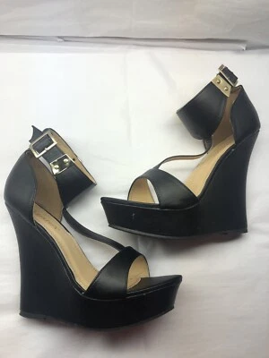 Sandalias de cuña Liliana para mujer de cuero sintético con tiras negras doradas talla 10 con caja Foto 1 de 4