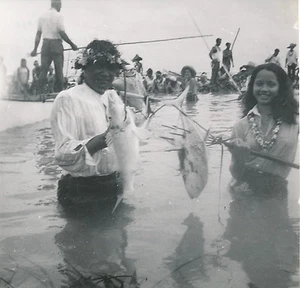 TAHITI c. 1950 - Pêche des Villageois au Triden dans le Lagon DIV 4988 - Picture 1 of 2