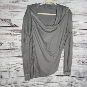 Top Free People gris drapeado asimétrico con capucha pequeño - Imagen 1 de 6