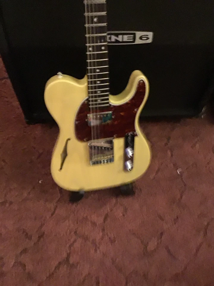 NUEVA GUITARRA CLÁSICA G&L ASAT CON AFINADORES DE BLOQUEO HIPSHOT Y ESTUCHE RÍGIDO NUEVO Foto 1 de 4