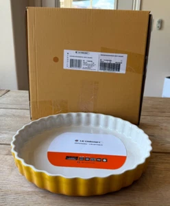 Le Creuset Stoneware Fluted Flan Pie Tarte Baking Dish 11 in Nectar Yellow NEW - Picture 1 of 6