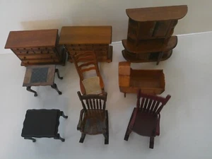 Mobili in legno per casa delle bambole in miniatura 9 pezzi 1:12 tavoli, sedie e altro - Foto 1 di 2