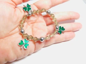 Grünes Emaille Perlenkleeblatt St. Patrick's Day dehnbares Armband Vintage - Bild 1 von 4