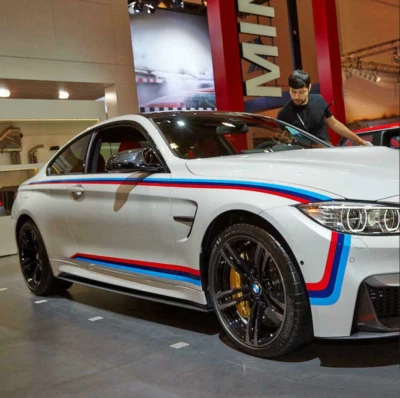 Calcomanías gráficas para puerta lateral a rayas línea de cintura BMW M4 M Performance Foto 1 de 4
