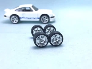 Ruedas de goma medianas R083 Hotwheels 1/64 Reales # 5 radios cromo moderno 10 mm - Imagen 1 de 3