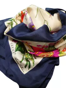GUCCI Gucci sciarpa grande in seta con motivo floreale, circa 85 cm✕ 85 cm 02Y - Foto 1 di 10