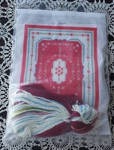 Vintage Puppenhaus rot Orientteppich Nadelspitze Kit 100 % Wolle Garn 1975 8 x 10" - Bild 1 von 7