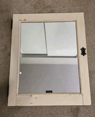 Antiguo espejo de pared de madera blanca vintage en mal estado de 20"x25" puerta cottagecore  Foto 1 de 4