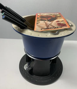 Le Creuset emailliertes Gusseisen blau Fondue Set Tischplatte komplett mit Gabeln Brenner - Bild 1 von 17