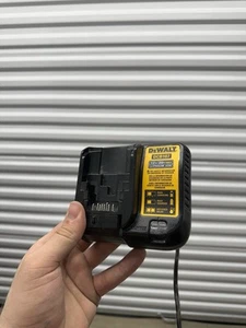 Original Dewalt DCB107 12V & 20V Max Li-Ion Akku Ladegerät - Bild 1 von 3
