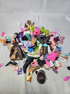 Paquete de accesorios de zapatos para muñeca Bratz/Barbie lote de trabajo 40-50 pares paquete mixto - Imagen 1 de 14