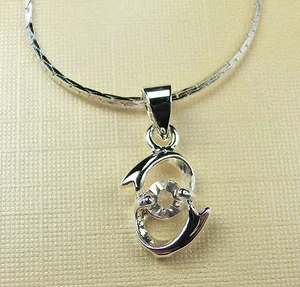 Colgante estilo diseñador enchapado en oro blanco de 18 K con cadena transparente CZ - Imagen 1 de 2