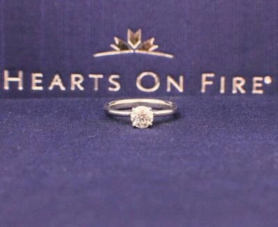 Anillo de compromiso de diamantes Hearts On Fire redondo de oro blanco de 18 k 0,66 quilates H IF Foto 1 de 4