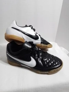 2014 nike tiempo Indoor soccer Trainers Rare Black White Color 1.5y - Picture 1 of 8