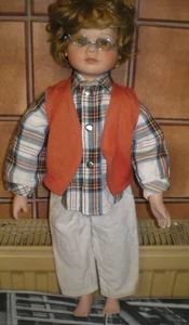 Sammler Deko Puppe  **  Hübscher  Puppen Junge  mit Brille  ** - Bild 1 von 4