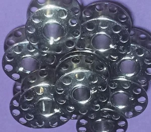 Bobinas de metal que se ajustan a la máquina de coser Necchi para muchos modelos y marcas más antiguas - Imagen 1 de 3