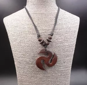 Collier pendentif homme femme ethnique celtique Triskell en bois bio - Imagen 1 de 4