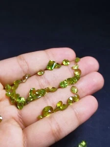 Exquisitas piedras preciosas de peridoto natural en formas mixtas con ligeras roturas - Imagen 1 de 9