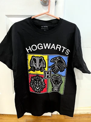 Hogwarts  Harry Potter   Coat of Arms Shield   T-Shirt  Medium Med M   New   NWT - Image 1 of 4