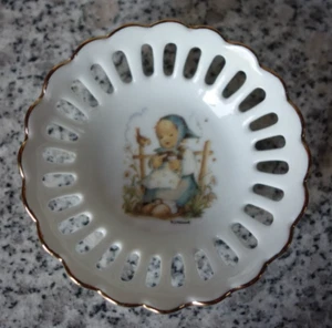 M.I. Hummel kleine Durchbruchschale "Er liebt mich" von Reutter Porzellan - Picture 1 of 4