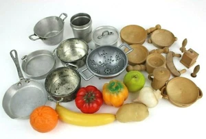 Lotto 27 Pezzi Miniature Oggetti da Cucina in Metallo Legno Plastica Frutta - Foto 1 di 12