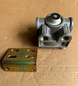 Bendix 065125  Universal Brake Relay Valve - Picture 1 of 9