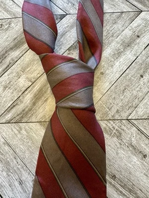 Corbata clásica de diseñador a rayas roja/gris usada en excelente estado oficina Calvin Klein para hombre 100 % seda Foto 1 de 4