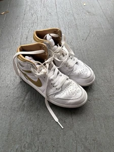 Nike Air Jordan 1 Retro Alto OG (PS) Blanco Metálico Dorado FD2597-107 Talla 2Y - Imagen 1 de 4